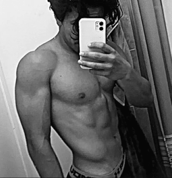 Enzo taking a mirror selfie at the gym